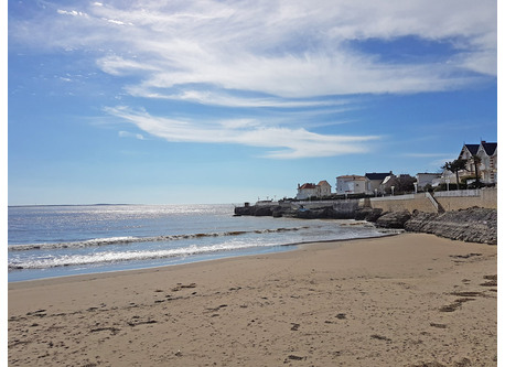 10 minutes away, plage du pigeonnier 