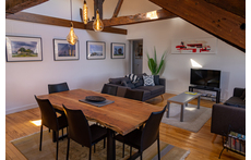 Pièce principale salle à manger, 2 canapés, une grande table en bois massif accueillant 8 chaises, une TV, Wifi haut débit,Ch...