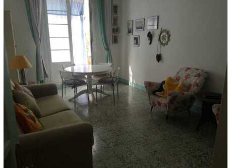 salone con tavolo da pranzo e divano letto.