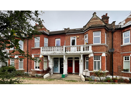 Edwardian terrace with communal front garden.