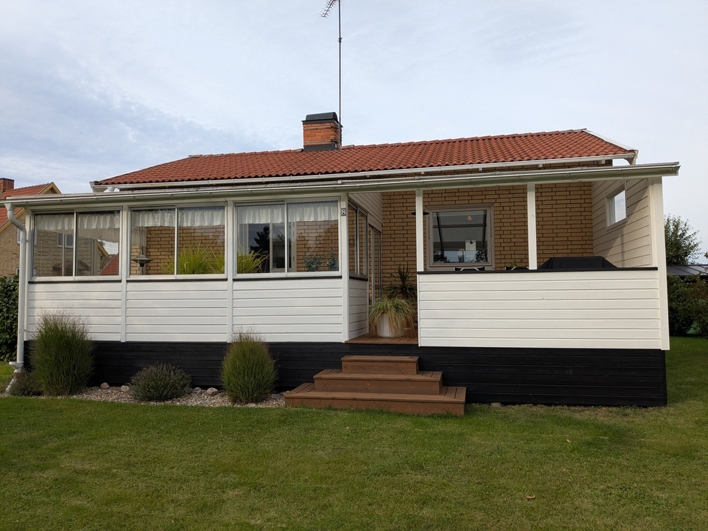 The house from the gras lawn