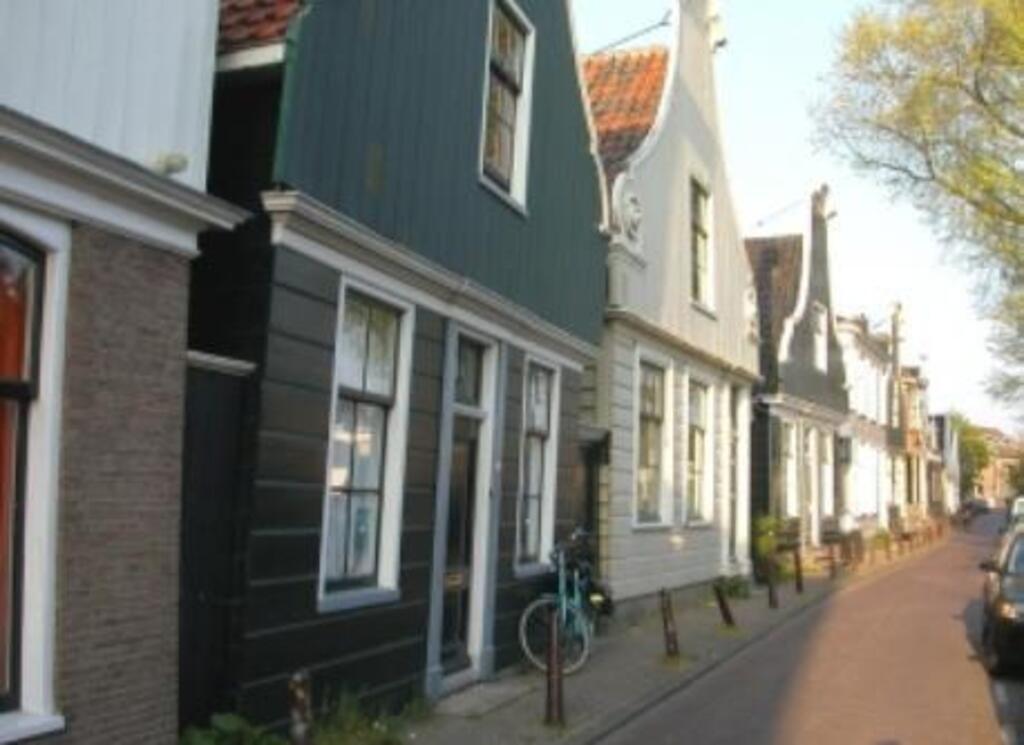 Nieuwendammerdijk with wooden houses. Nearby.