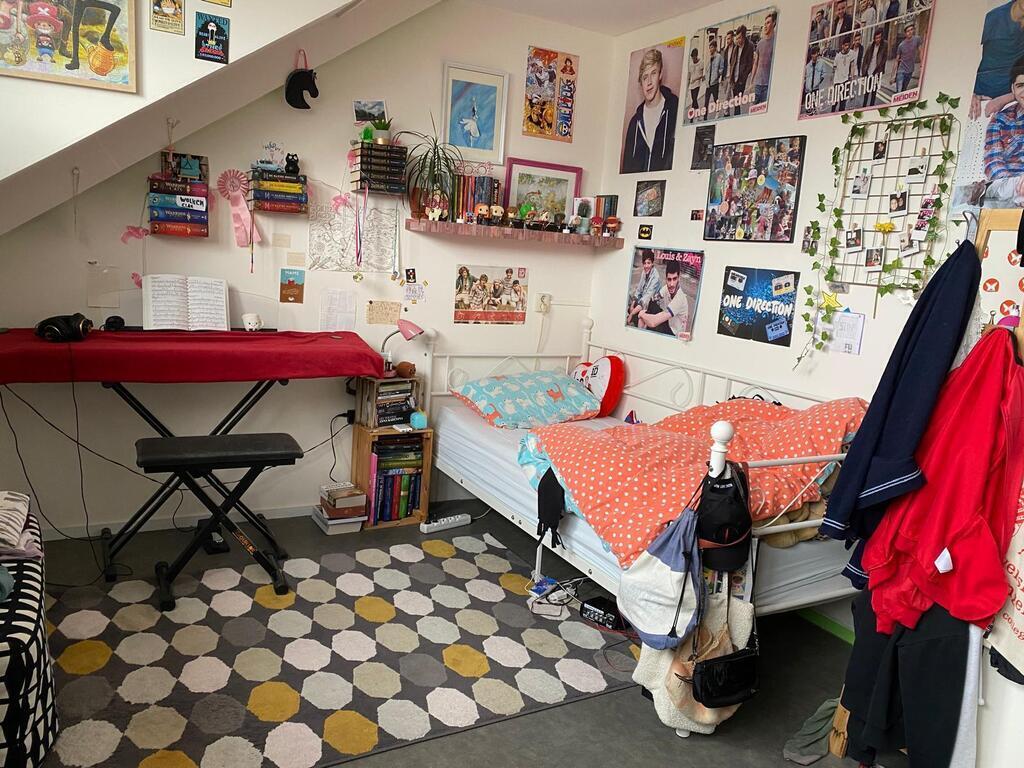 Mila's bedroom on the second floor/attic, with a bed and an extra sleeping couch for one person extra.