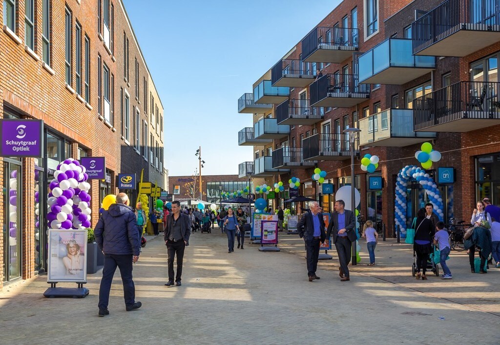 We live in a quiet area outside the city centre. This is our new shopping mall that opened in 2017.
