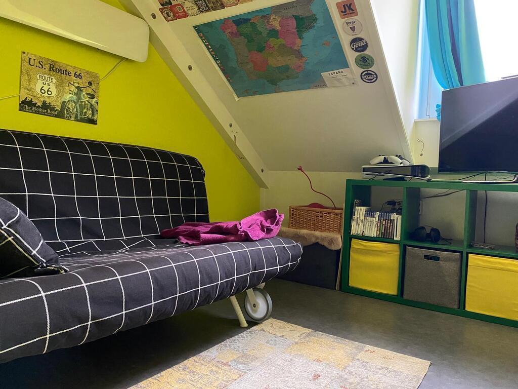 Second bedroom on the second floor/attic with a couch-bed, for max 2 persons and a tv and PS5.