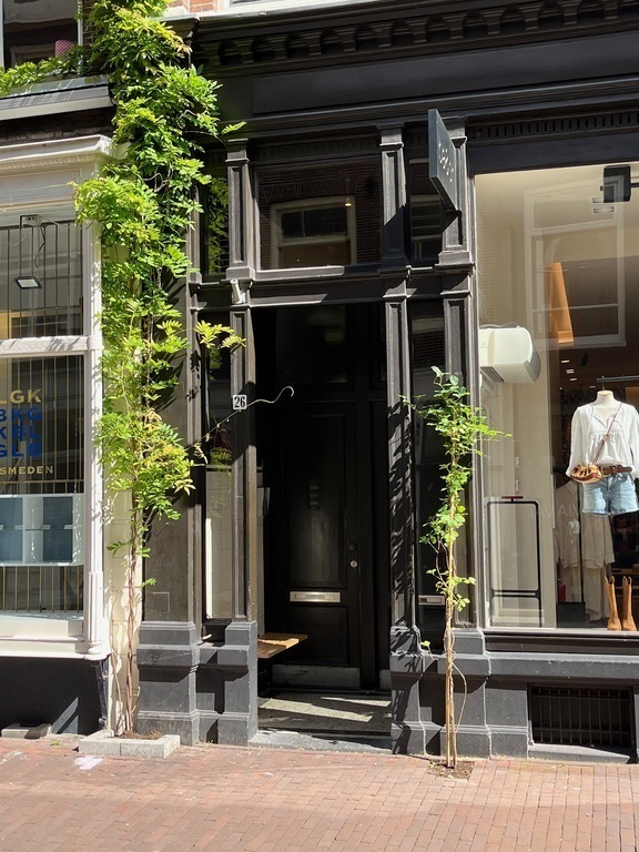 Front door (left), next to clothing store "ba&sh"