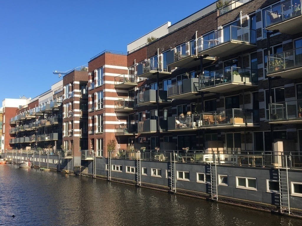 Comfortable apartment in quiet neighborhood next to a canal near the city centre.