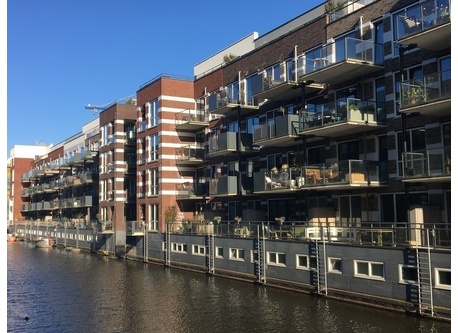 Comfortable apartment in quiet neighborhood next to a canal near the city centre.