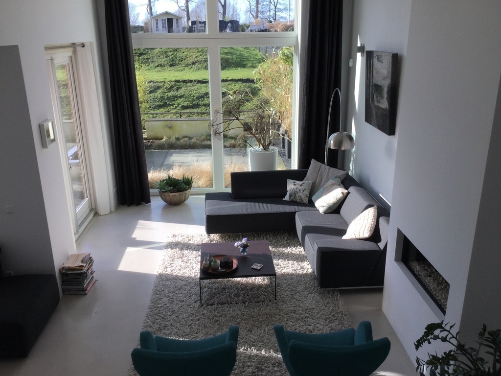 Livingroom with fire place.