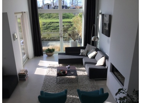 Livingroom with fire place.