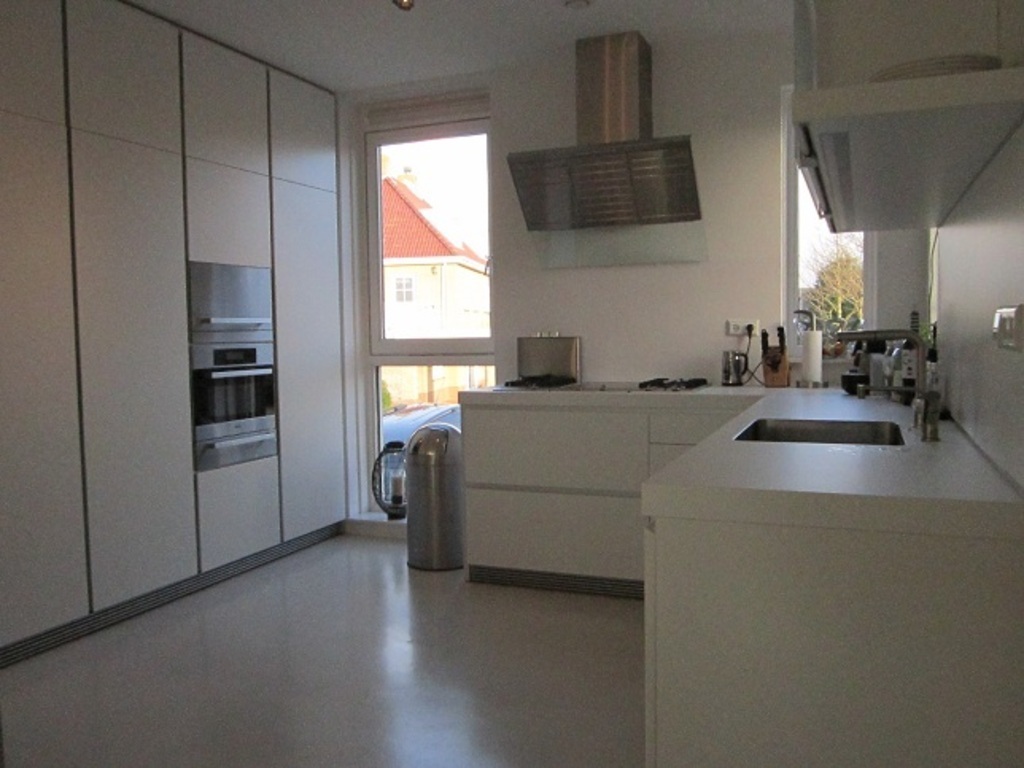 Kitchen with all modern equipment (cooker, steamer, grill) and table for 6 