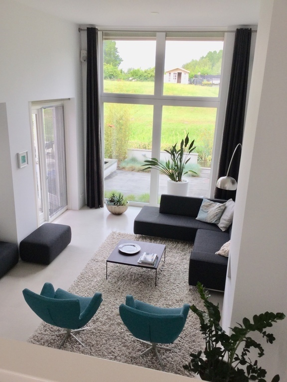 Living room with high ceiling and therefor stunning sunset views 