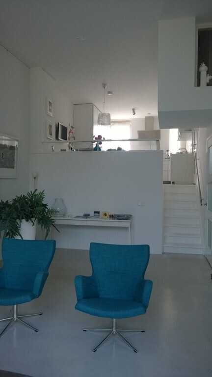 Livingroom, view towards kitchen