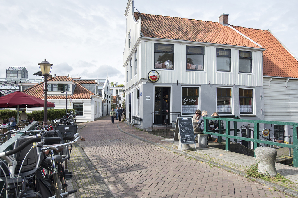 cafe and terras nearby on the 'Nieuwendammerdijk'