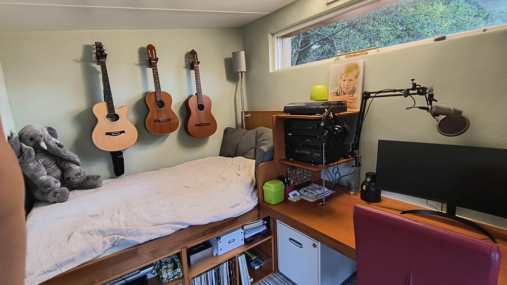 Studio/guestroom in small annex in the garden
