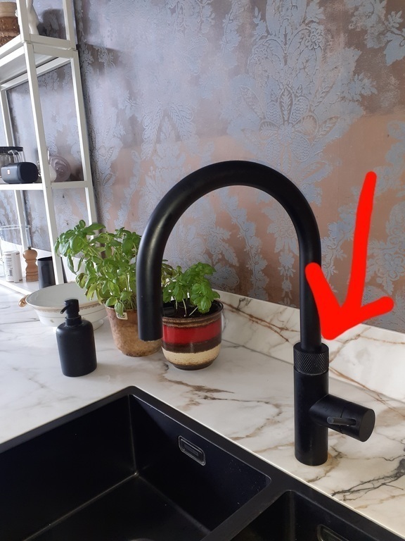 Kitchensink with boiling water faucet; press 2 times, turn and you have instant boiling water