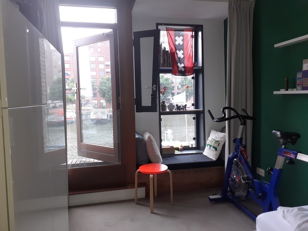 Single bedroom with view over the Westerdok