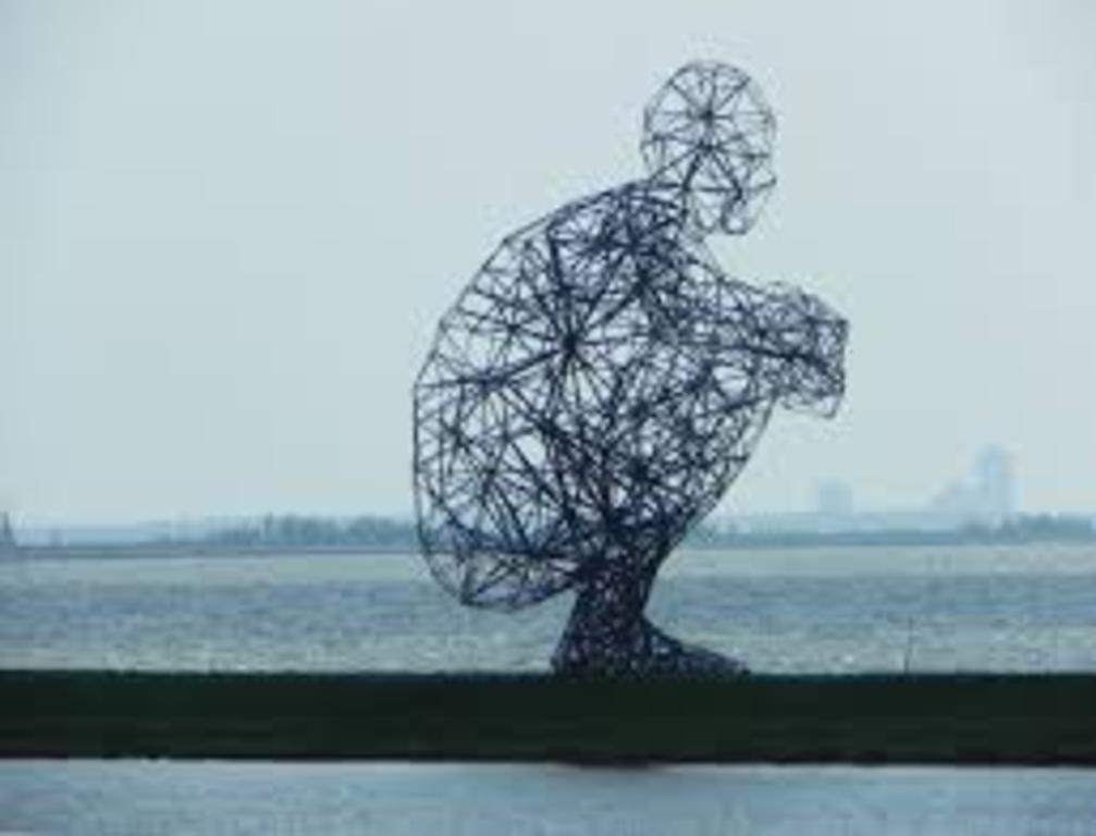 Statue ' hurkende man' Bataviastad