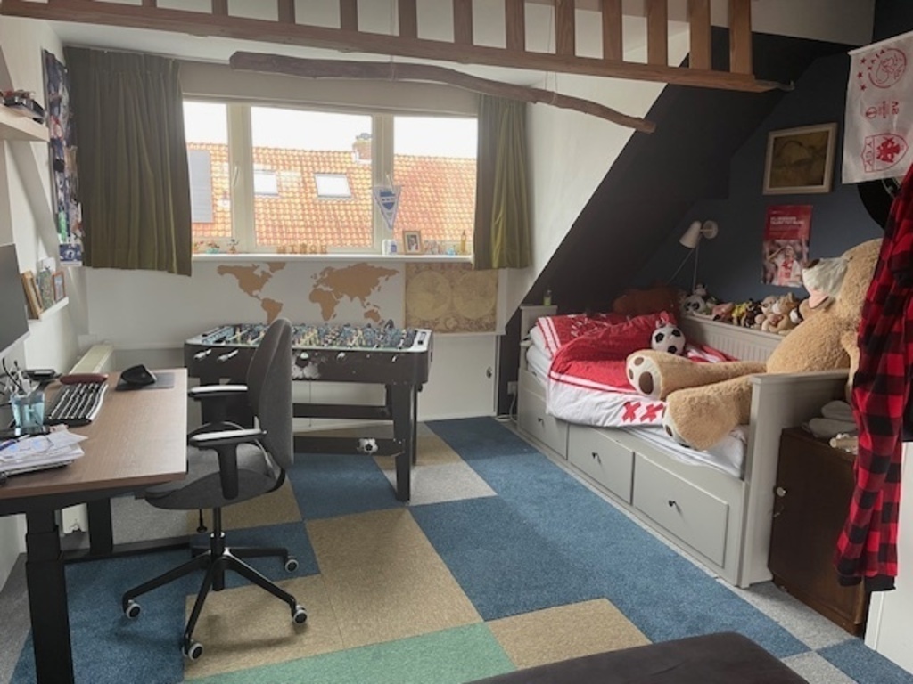 Large attic room/children's bedroom 