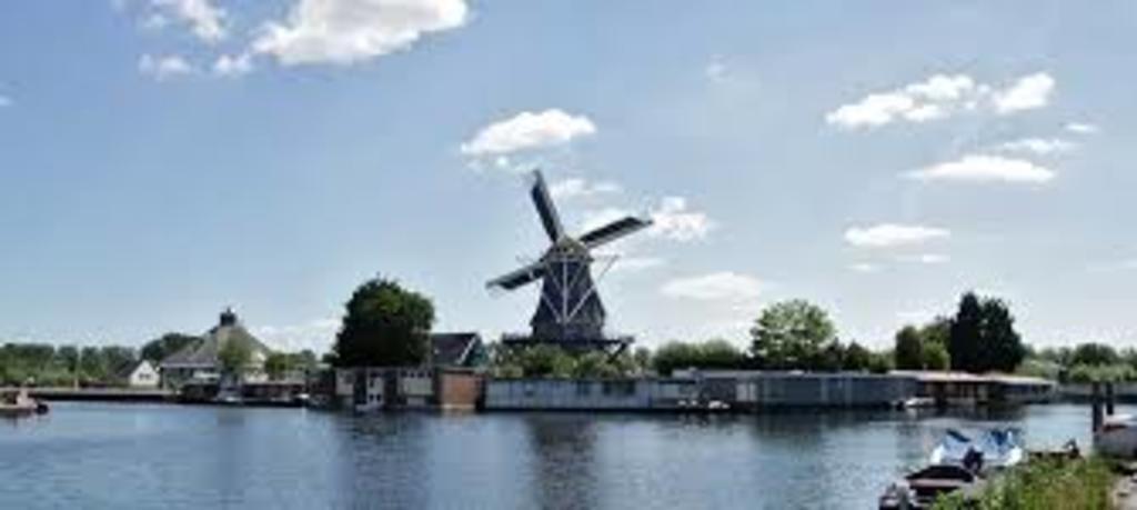 Ringvaart (river) and windmill between Badhoevedorp and Amsterdam