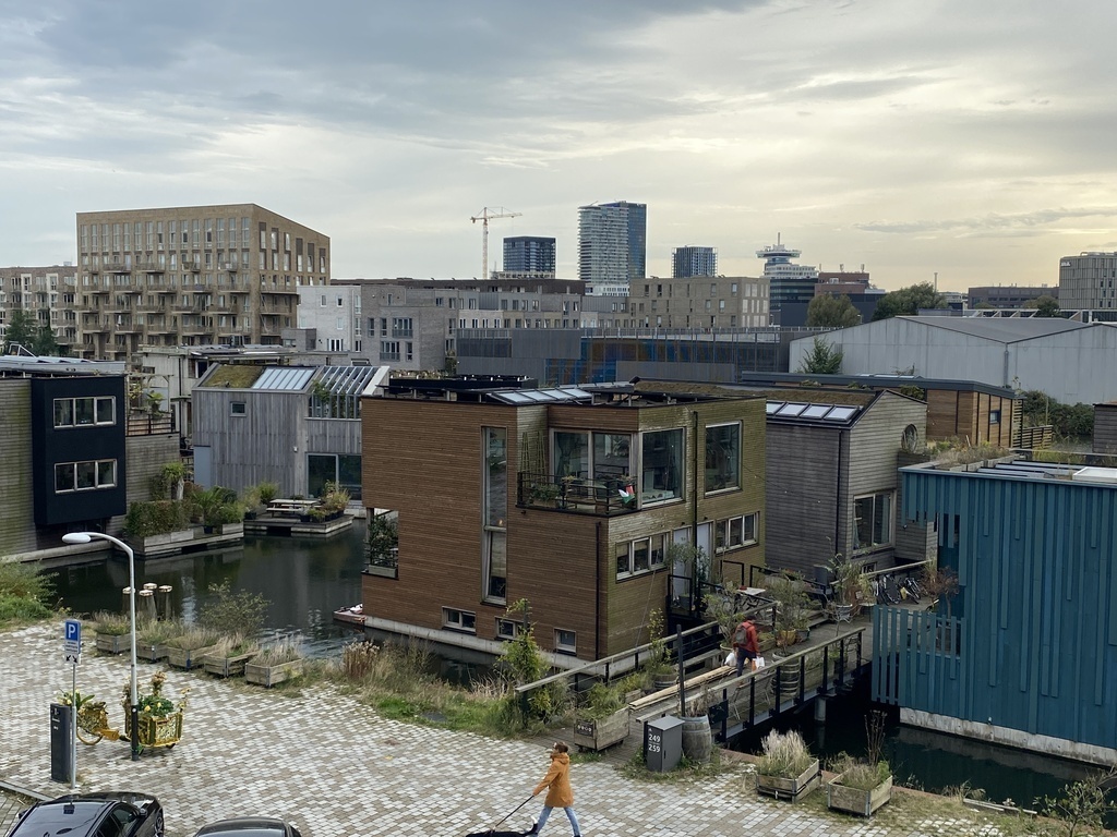 Floating neighbours / house boats across the street