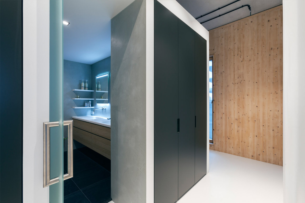 entrance to master bathroom