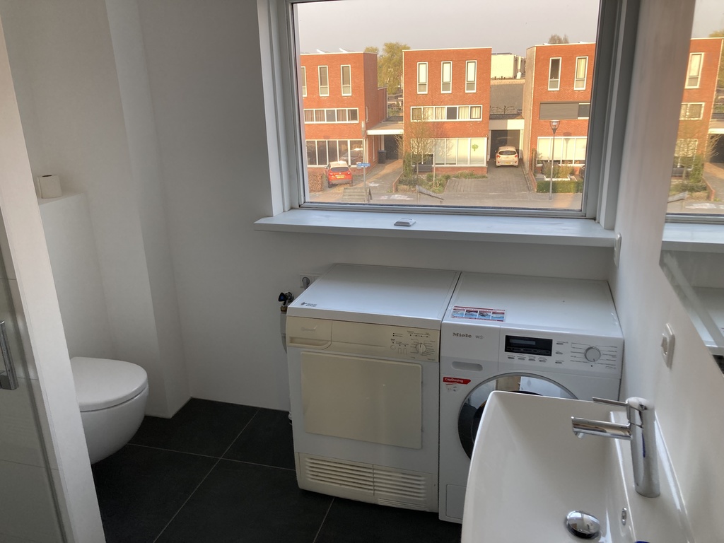 2nd bathroom, 2nd floor (parent bathroom), shower to the left