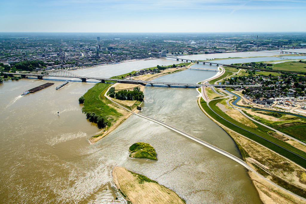 Veur Lent, an islet in the river Waal, 5 min. by bike. In the background the city of Nijmegen
