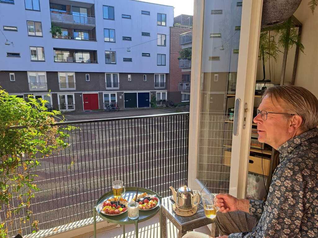 Uitzicht op plein vanuit 2e slaapkamer