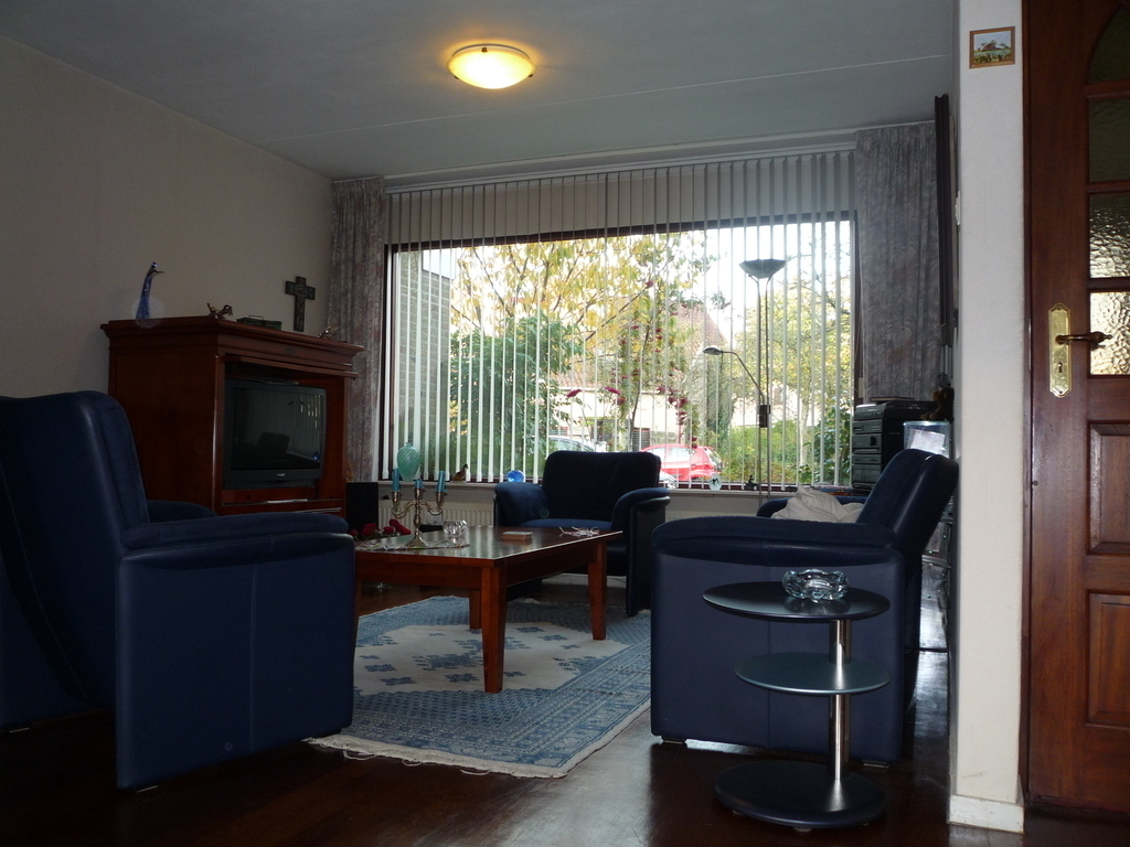 Our living has changed. The dark furniture has gone. I'l try to place a new photo soon