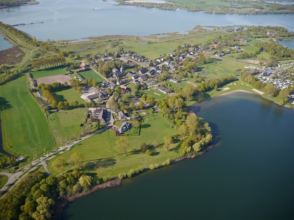 Aerial picture of Linden and surrounding lake area