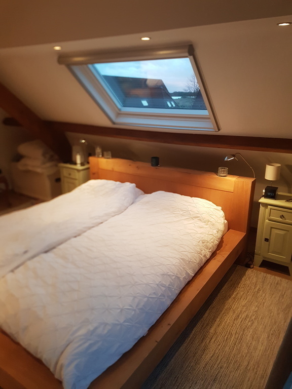 Master bedroom (front view to lake)