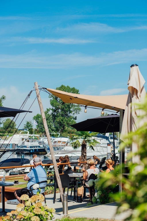 Bistro "Romein aan het water" at the local marina in Linden