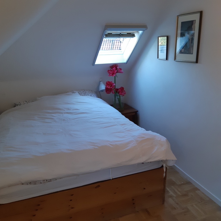 The bed is 1.40 by 2.00 meters.