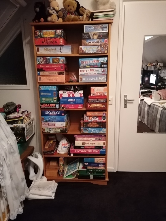 Cabinet with boardgames (first floor)