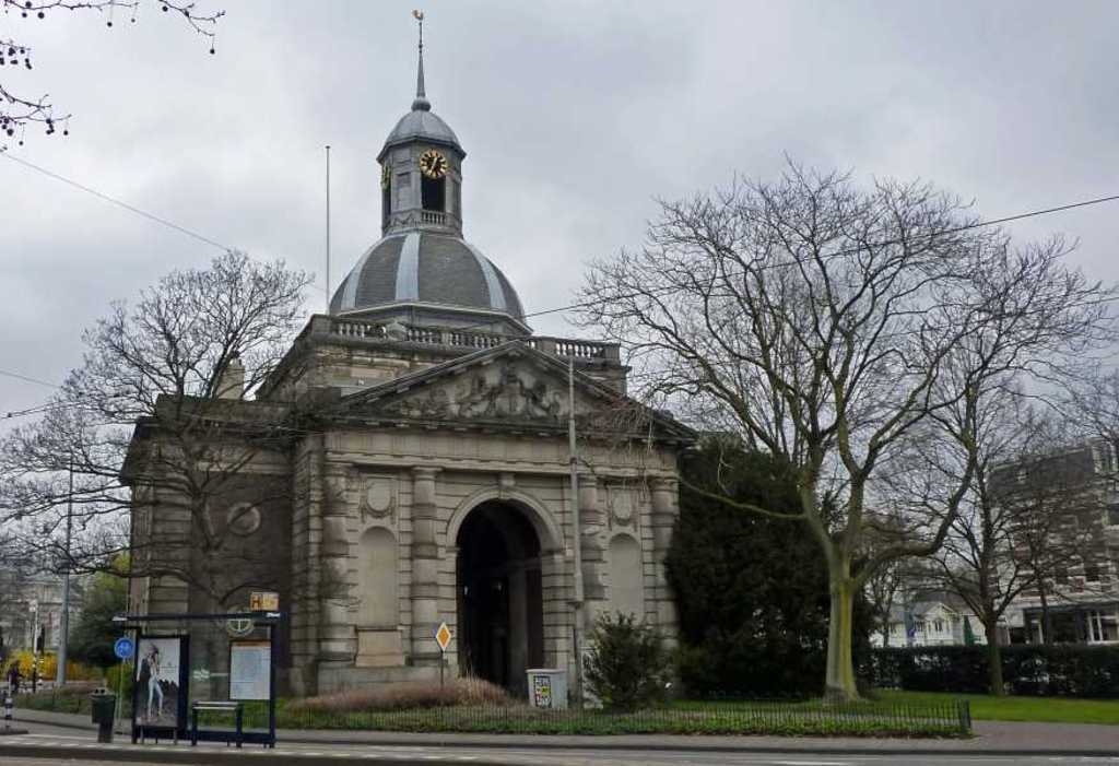 Muiderpoort, next to the house