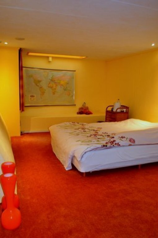 Bedroom with bed 180 xm x 200 cm