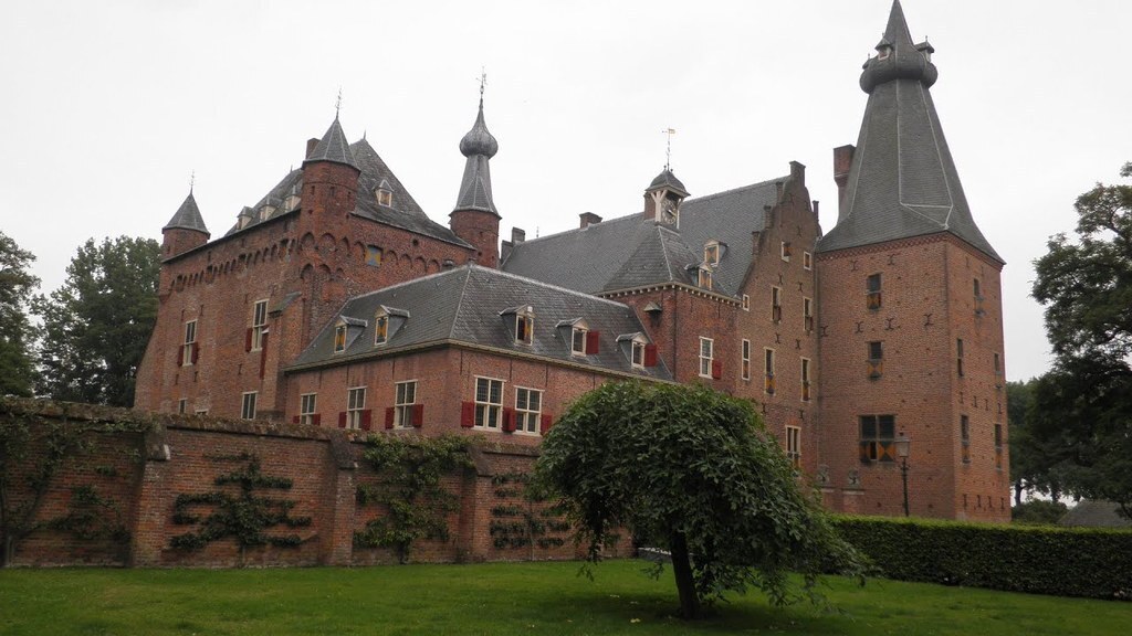 Castle Doorwerth (25 km away)