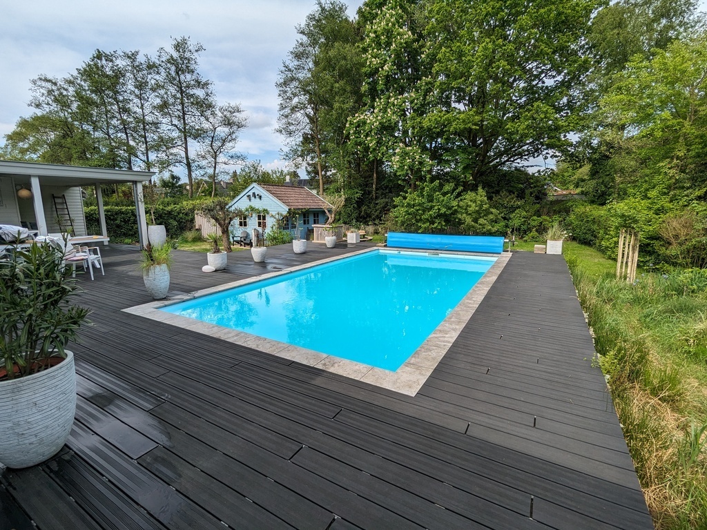 Heated swimming pool (open 1-5 / 1-10)