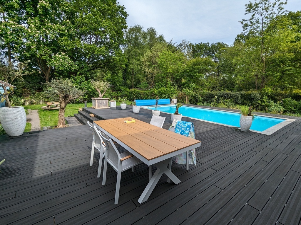 Swimming pool (open 1-5 / 1-10) and deck