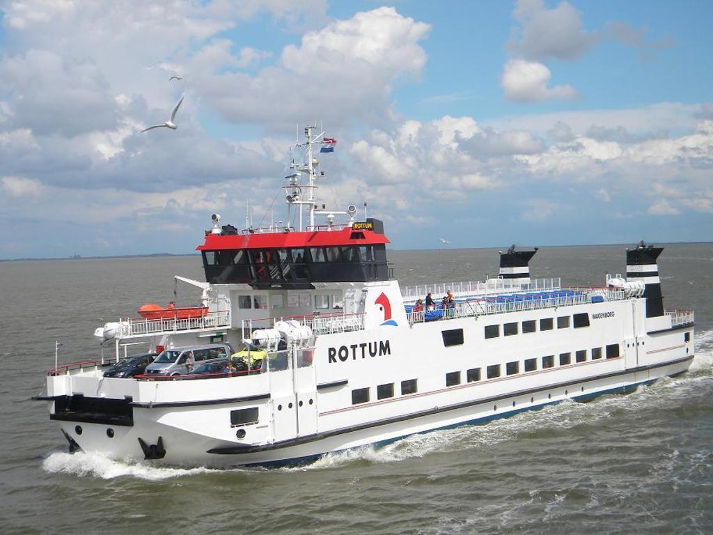 Only 40 minutes by bus or car to the ferry
