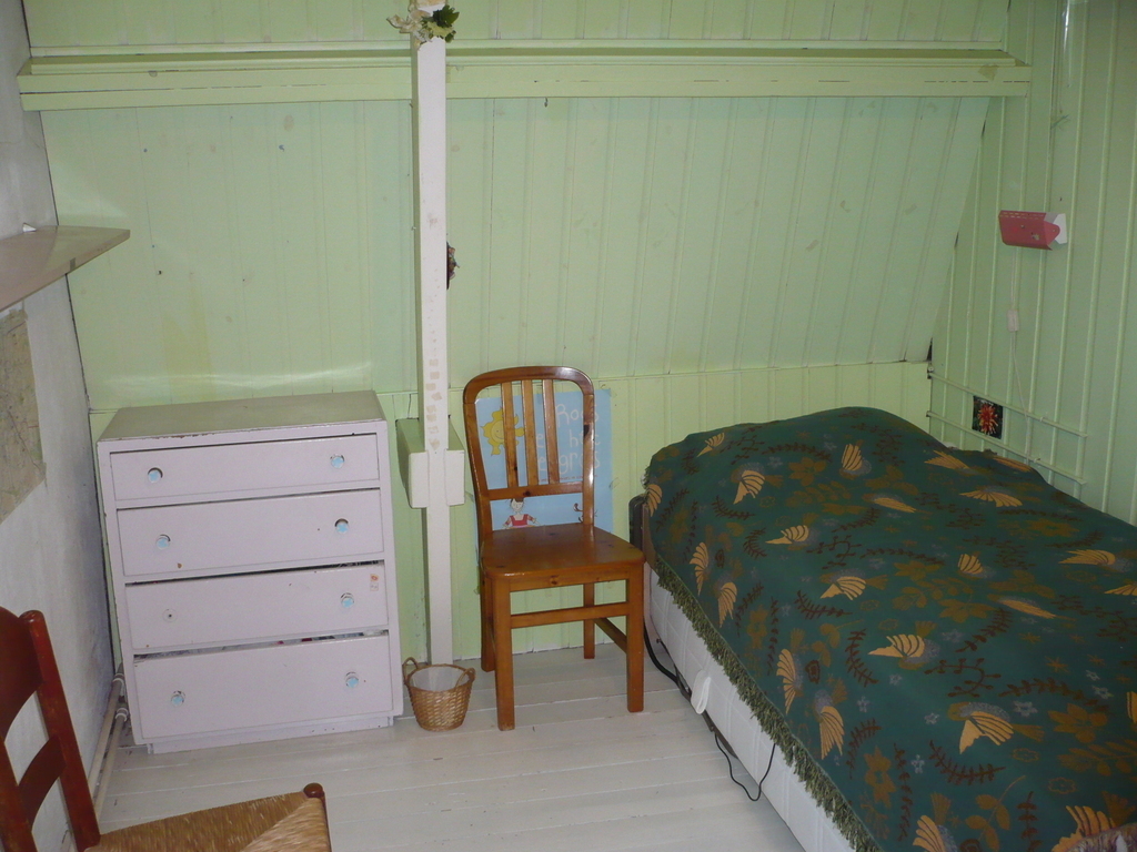 Fourth floor, frontside room