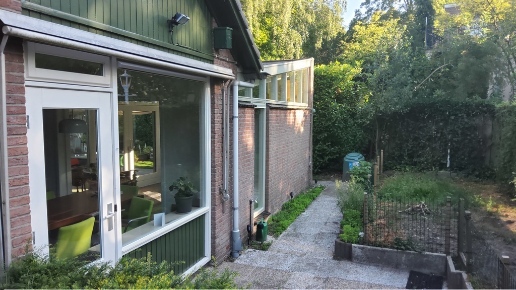 Second terras at side of the house. (Nice place to either escape from the sun or in contrary, catch the sun till late at night).