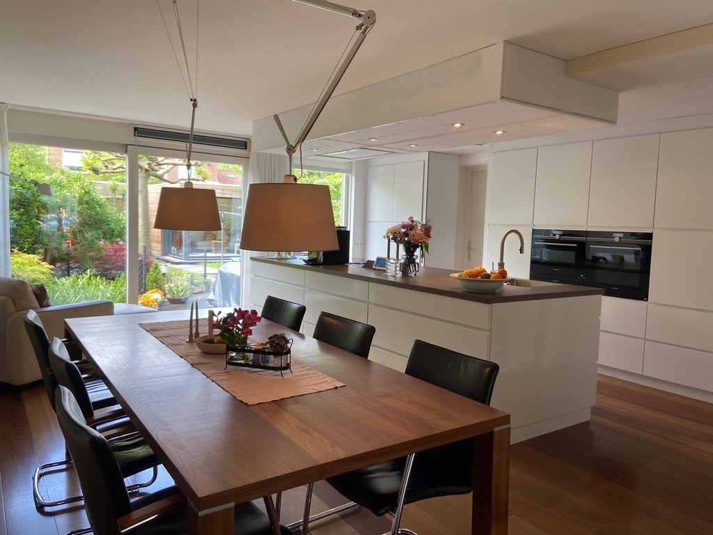 Dining area & kitchen