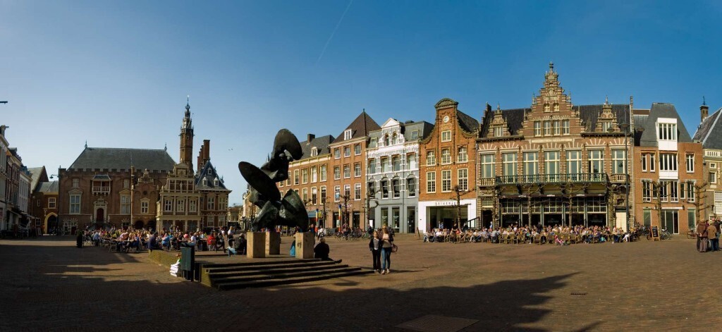 Haarlem is only 15 min away. Enjoy the market and the historic center with nice coffee-houses..