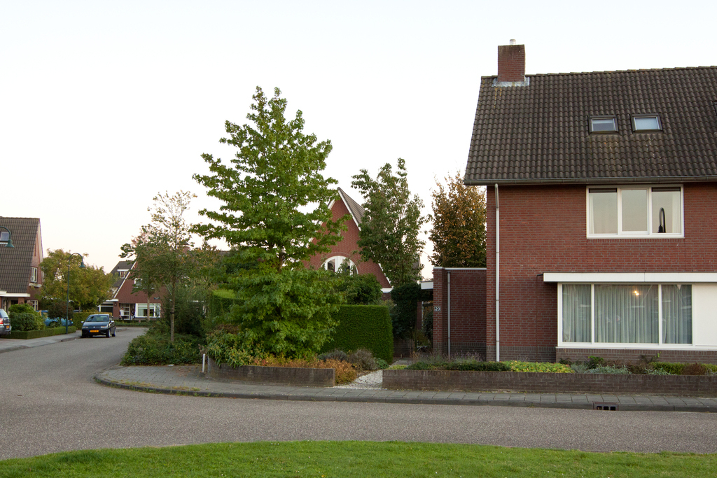 gelegen aan een plantsoen, het huis van mijn vriendin is in Dordrecht aan de Oranjestraat 20, zie google maps.