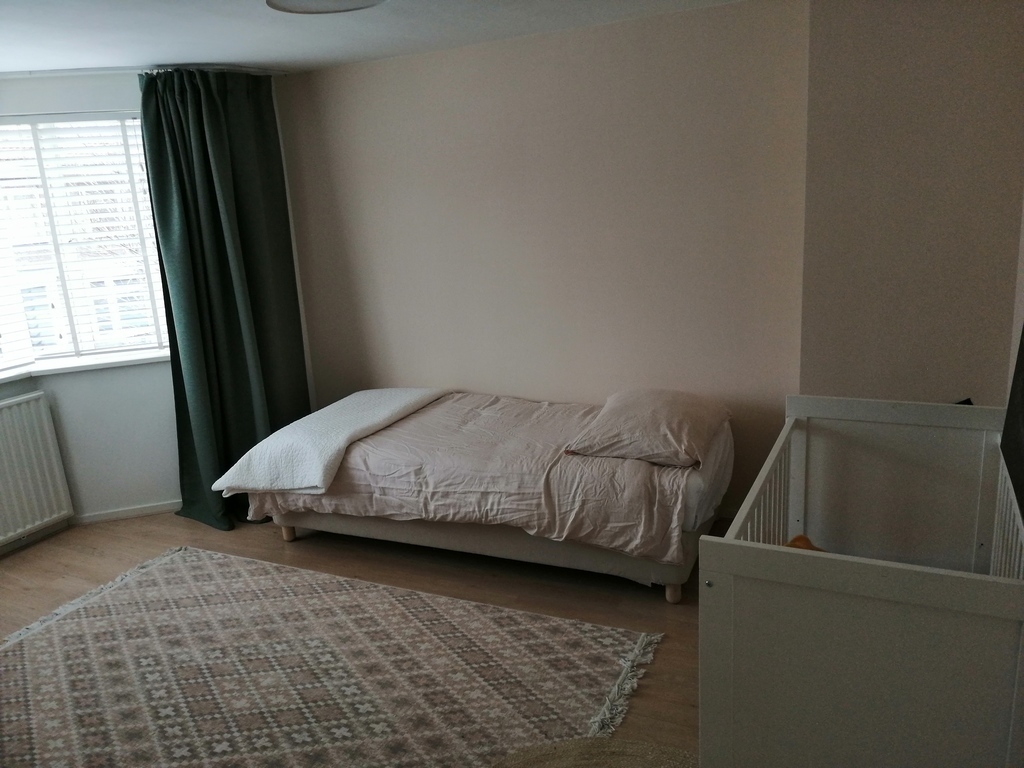 Bedroom with single bed and babybed (first level)