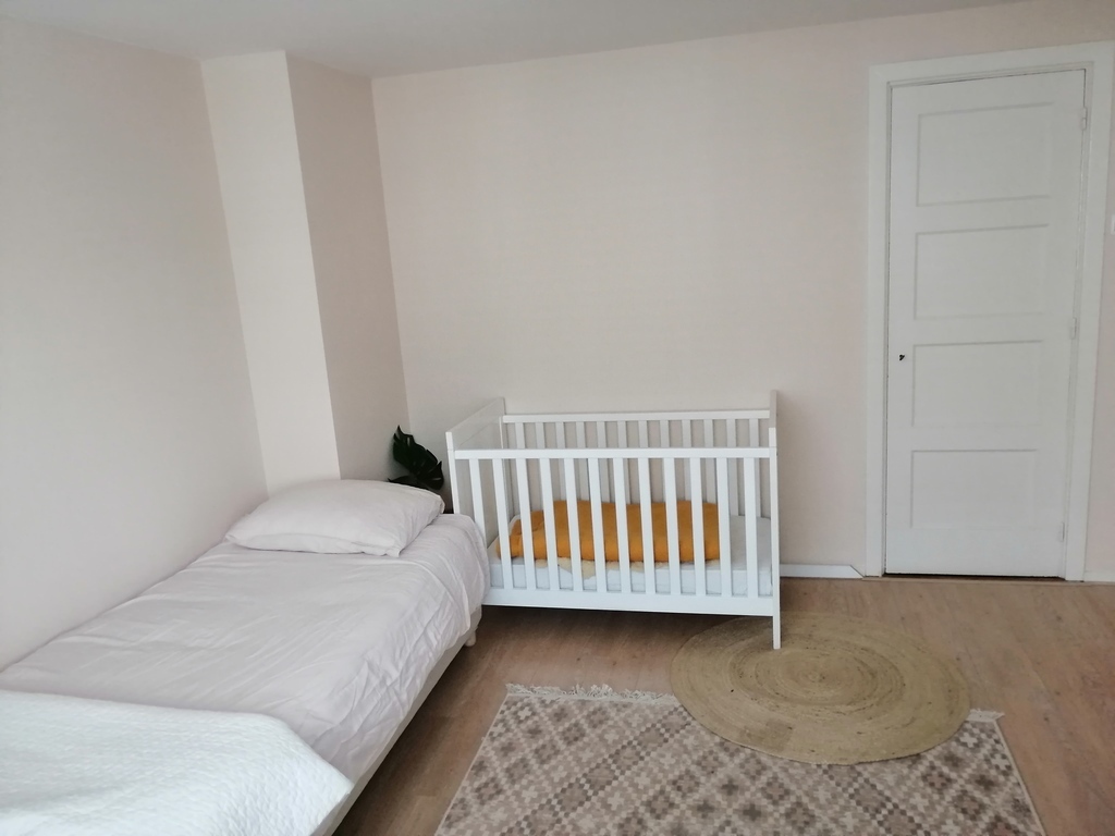 Bedroom with single bed and babybed (first level) - photo 2