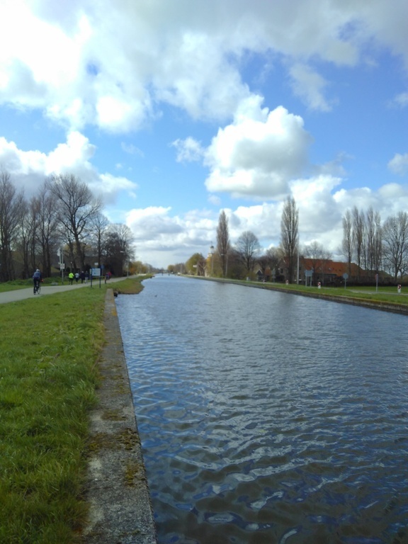 Canals close by, nice route to walk or bike along.