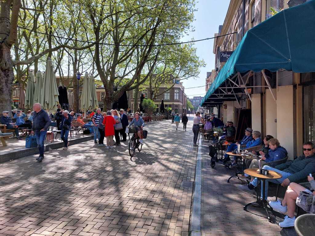 A variety of cafe's and restaurants can be found in the city centre.